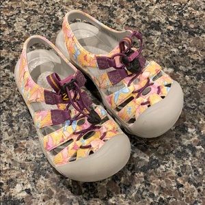 Girls size 12 Keens